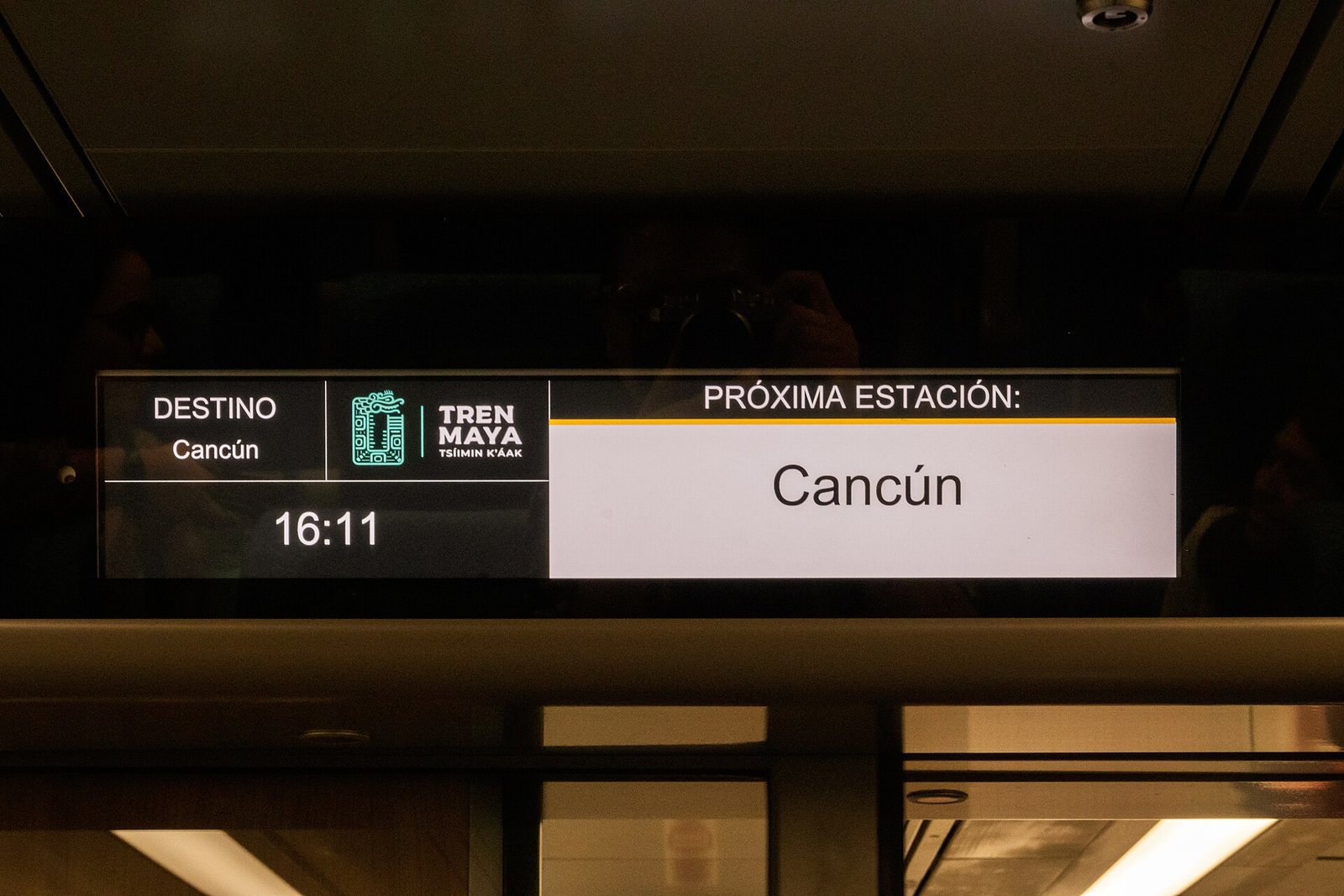 Schermo a bordo del Tren Maya che annuncia Canc&uacute;n come prossima stazione